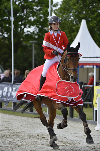 Mathilde Hjørringgaatd vinder DM for Children i 2014 og bliver udtaget til at repræsentere de danske childrenryttere  til nordisk mesterskab i Drammen. I hold konkurrencen slutter Danmark med en sølvmedalje.